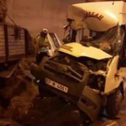 Sinop&rsquo;ta yolcu minib&uuml;s&uuml;yle trakt&ouml;r &ccedil;arpıştı: 11 yaralı