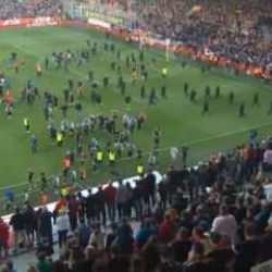 Son dakika golü geldi! Taraftarlar, sahayı savaş alanına çevirdi