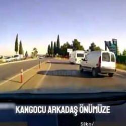 Sürüş eğitmeninin canlı yayındaki kaza anı kameralara böyle yansıdı