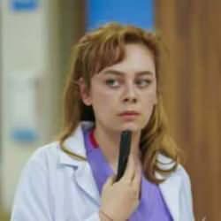 Demet Evgar, k&uuml;fretti y&ouml;netmen resti &ccedil;ekti: Bahar seti karıştı! 