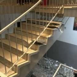 Erzurum'da bir binanın merdivenleri çöktü: Mahsur kalanlar oldu!