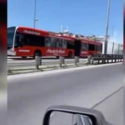 İstanbul'da seyir halindeki metrobüste çıkan yangın söndürüldü