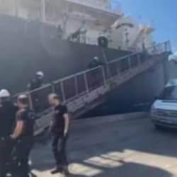 İzmir&rsquo;de y&uuml;k gemisine operasyon: 40 ton ka&ccedil;ak akaryakıt ele ge&ccedil;irildi