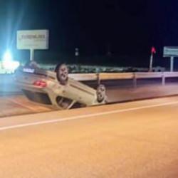 Önüne köpek çıkan otomobil takla attı: Yaralılar var