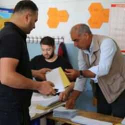 Seçimlerin yenilendiği bölgelerde oy verme işlemi başladı