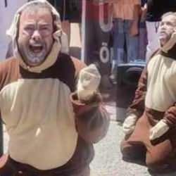 Hayvanseverlerden tepki çeken eylem: Sokak köpeği kostümü giyip ağladı