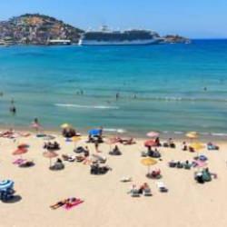 Kuşadası plajlarında ücretsiz şezlong ve şemsiye hizmeti başladı