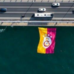 Şampiyon Galatasaray’ın bayrağı İstanbul Boğazı’nda!