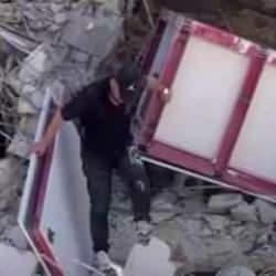 Tepki &ccedil;eken olay! Ağır hasarlı binanın yıkımı sırasında canlı insanla sağlamlık testi  