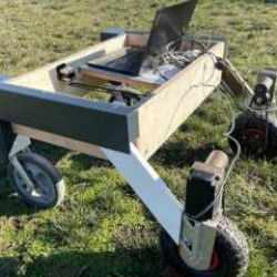 Üniversite öğrencileri yabani otla ilaçsız mücadele için yapay zekalı otonom robot yaptı