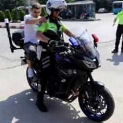 YKS için yanlış okula gelen ve kimliğini unutan öğrencilerin yardımına polis yetişti