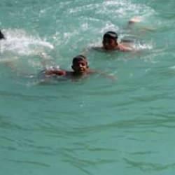 Y&uuml;zme bilmeyen koruyacak &ouml;nlemleri pes dedirtti: Anneleri ağlayacağına onlar ağlasın...