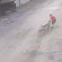 Adana'da 14 yaşındaki &ccedil;ocuk başıboş k&ouml;peklerin saldırısına uğradı