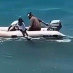 Dalgayla a&ccedil;ığa s&uuml;r&uuml;klenen kadının hayatını gen&ccedil;ler kurtardı