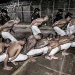 El Salvador'un devasa hapishanesine yeni binlerce &ccedil;ete &uuml;yesi nakledildi 