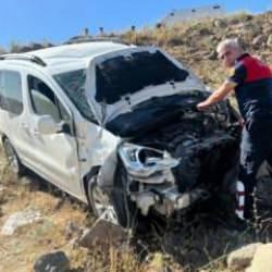 Şırnak&rsquo;ta hafif ticari ara&ccedil;, şarampole yuvarlandı: 1'i ağır 5 yaralı