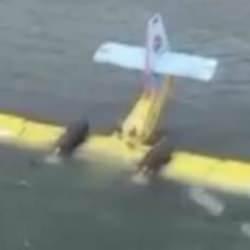 Son dakika: Didim'de yangına m&uuml;dahale eden u&ccedil;ak g&ouml;le sert iniş yaptı!