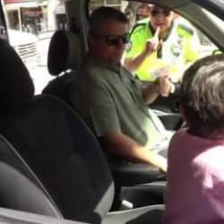 Trafik polisinden denetimde &ccedil;ikolata tadında uyarı