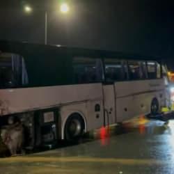 Tuzla Kuzey Marmara Otoyolu'nda yolcu otob&uuml;s&uuml; devrildi: 2 yaralı