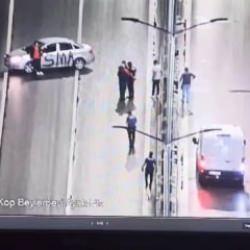 Vatandaşın k&ouml;pr&uuml;y&uuml; trafiğe kapattığı anlar! İşte ilk g&ouml;r&uuml;nt&uuml;ler