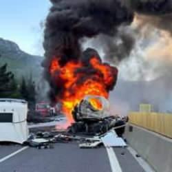  Adana-Pozantı otoyolunda tır yandı: Ulaşım trafiğe kapandı