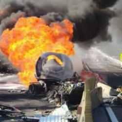 Adana'da akaryakıt y&uuml;kl&uuml; tırın karpuz y&uuml;kl&uuml; tıra &ccedil;arptı: Yangına m&uuml;dahale ediliyor