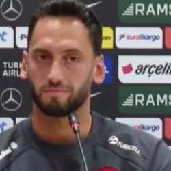 Hakan Çalhanoğlu gözyaşlarını güçlükle tuttu!