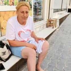 Başıboş sokak k&ouml;peği motosikletli kadına saldırdı! S&ouml;zde hayvanseverlere sert tepki
