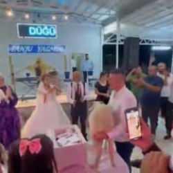 D&uuml;ğ&uuml;nde gelin ve damada takı yerine koyun hediye etti