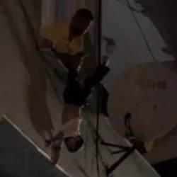 Eşiyle tartıştıktan sonra k&uuml;&ccedil;&uuml;k &ccedil;ocuklarını pencereden sarkıtan baba tutuklandı