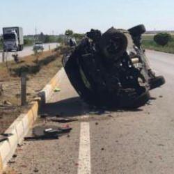 Kontrolden &ccedil;ıkan ara&ccedil; takla attı: 3 kişi yaralandı