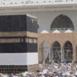 Kutsal topraklarda yağmur s&uuml;rprizi! Hacılar tekbir getirdi