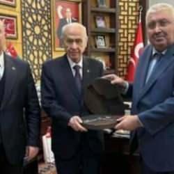MHP'li genel başkan yardımcıları Bahçeli’ye silah hediye etti