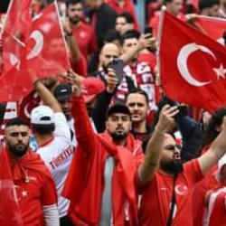 Milli maç öncesi Dortmund kırmızı beyaza büründü!