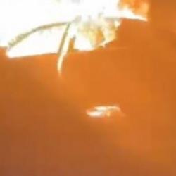 &Ouml;l&uuml;mden d&ouml;nd&uuml;ler: Otomobil alev alev yandı!