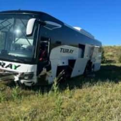 Sivas'ta şarampole inen yolcu otob&uuml;s&uuml;nde 8 kişi yaralandı