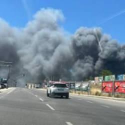 Son Dakika... Tuzla'da fabrika yangını: Bitişikteki fabrikaya ve ormanlık alana sı&ccedil;radı!