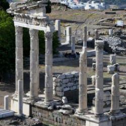 UNESCO D&uuml;nya Mirası Listesi&rsquo;ndeki Bergama&rsquo;da ziyaret&ccedil;i yoğunluğu!