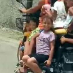 8 &ccedil;ocuk elektrikli motosikletle firarda, o anlar kamerada