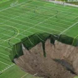 ABD'nin Illinois eyaletinde bir futbol sahasında dev obruk oluştu