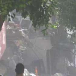 Bah&ccedil;elievler'de bir binada &ccedil;&ouml;kme! Ekipler sevk edildi