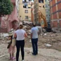 Bah&ccedil;elievler'de &ccedil;&ouml;ken binanın enkazından deniz kumu &ccedil;ıktı