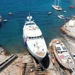 Bodrum'da yapımı tamamlanan 42 metrelik lüks yat törenle denize indirildi