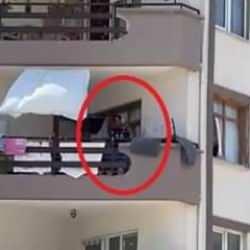 Bursa'da tartıştığı ağabeyini bı&ccedil;aklayan gen&ccedil;, balkonda harakiri yaptı