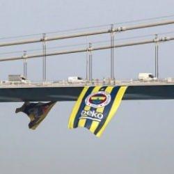 Fenerbahçe'nin bayrağı köprüye asıldı