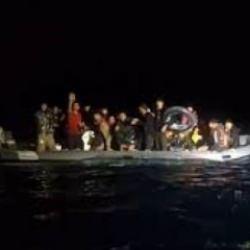 İzmir a&ccedil;ıklarında 12 d&uuml;zensiz g&ouml;&ccedil;men kurtarıldı, 59 g&ouml;&ccedil;men yakalandı