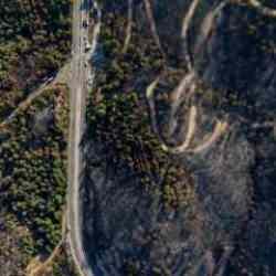 İzmir Sel&ccedil;uk'ta korkutan yangın! Zarar g&ouml;ren alanlar havadan g&ouml;r&uuml;nt&uuml;lendi...