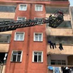 Kartal'da 7 katlı binada yangın; mahsur kalan bir kişiyi itfaiye kurtardı