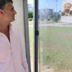 Otob&uuml;s duraklarına asılan ilan bir kenti karıştırdı: "Sapıktır!"