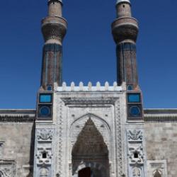 Restorasyonu tamamlanan 'Mavi Medrese' ziyaretçi akınına uğruyor!